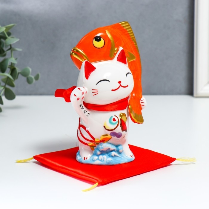 Копилка керамика "Манэки-нэко с крупной рыбкой" 11,5х7,5х16,5 см