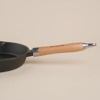 Сковорода чугунная на деревянной подставкем SL Home, d=25, h=4,4 см, индукция, цвет чёрный Сковорода чугунная на деревянной подставкем SL Home, d=25, h=4,4 см, индукция, цвет чёрный