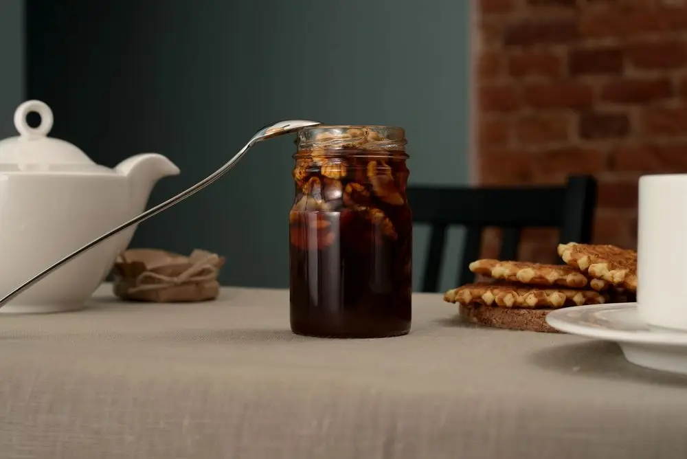 Мед Bee To Bear, с грецкими орехами Мед Bee To Bear, с грецкими орехами