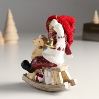 Сувенир полистоун "Малыш в большой красной шапке на игрушке-качалке" 6х10х13 см