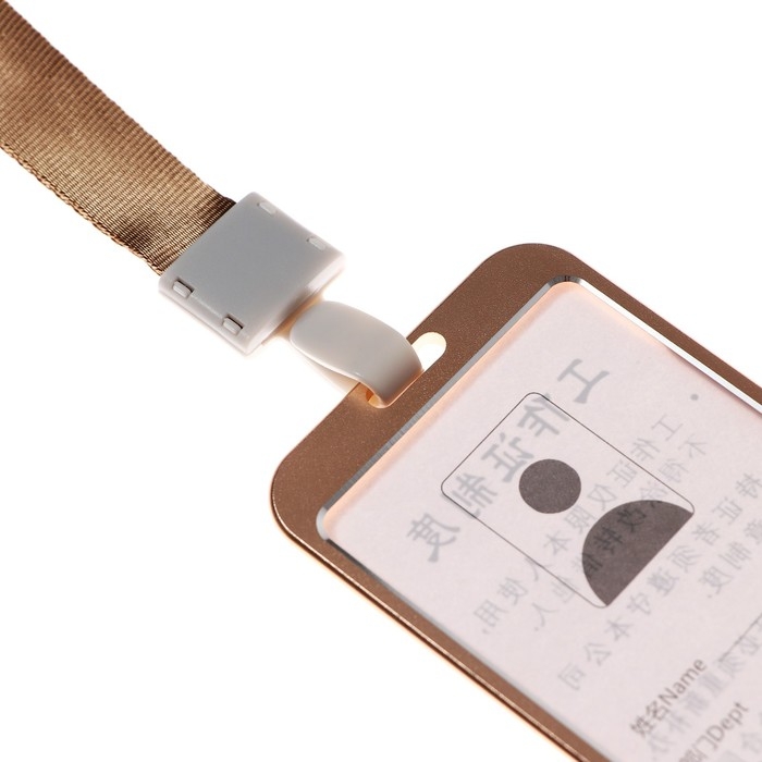 Бейдж-карман вертикальный (внешний 98 х 58мм),внутренний 85 х 54мм, металл, золотой, лента 40см Бейдж-карман вертикальный (внешний 98 х 58мм),внутренний 85 х 54мм, металл, золотой, лента 40см