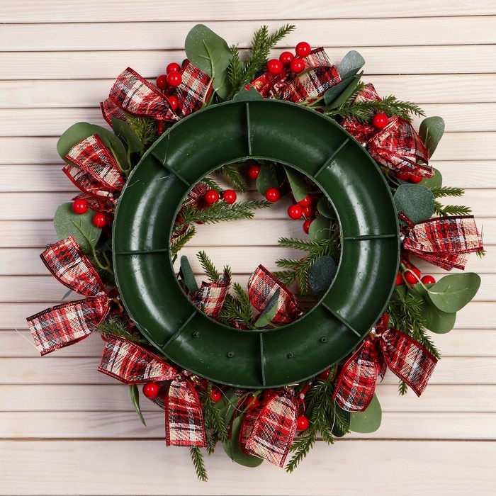 Венок новогодний d- 35 см "Уютная сказка" клетчатые ленты ягоды матовые листья