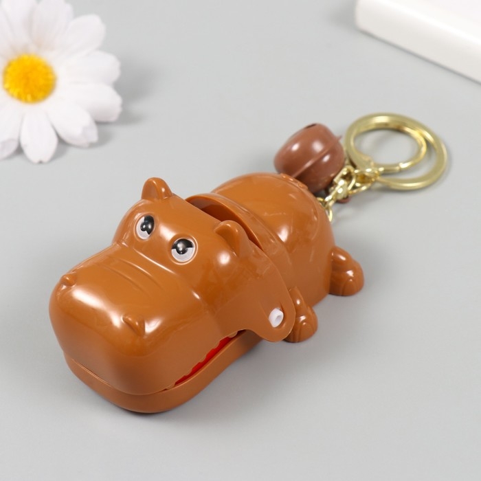 Брелок пластик с карабином Брелок пластик с карабином "Бегемот-зубастик" закрывается при нажатии на зуб 5,5х7,5х4,5 см 104989