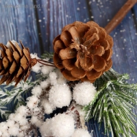Декор "Зимнее очарование" белые ягоды шишки, 24 см