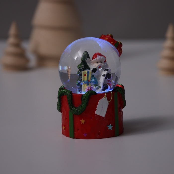 Сувенир полистоун водяной шар свет Сувенир полистоун водяной шар свет "Дед Мороз. Подарок" МИКС 4,5х4,5х7,5 см