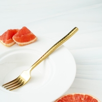 Вилка столовая из нержавеющей стали Magistro Kolos, длина 19,5 см, цвет золотой Вилка столовая из нержавеющей стали Magistro Kolos, длина 19,5 см, цвет золотой