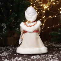 Снегурочка "В шубке, с ремешком и косой" двигается, 30х15 см, бежевый Снегурочка "В шубке, с ремешком и косой" двигается, 30х15 см, бежевый