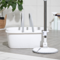 Швабра с отжимом и ведро Raccoon: плоскоя насадка из микрофибры, ведро с отжимом, 13,5 л Швабра с отжимом и ведро Raccoon: плоскоя насадка из микрофибры, ведро с отжимом, 13,5 л