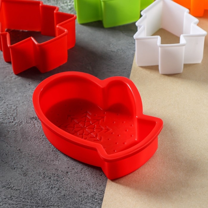 Набор для выпечки новогодний Доляна &laquo;Новогодняя&raquo;, 6 предметов: форма для выпечки, набор форм для вырезания печенья 5 шт