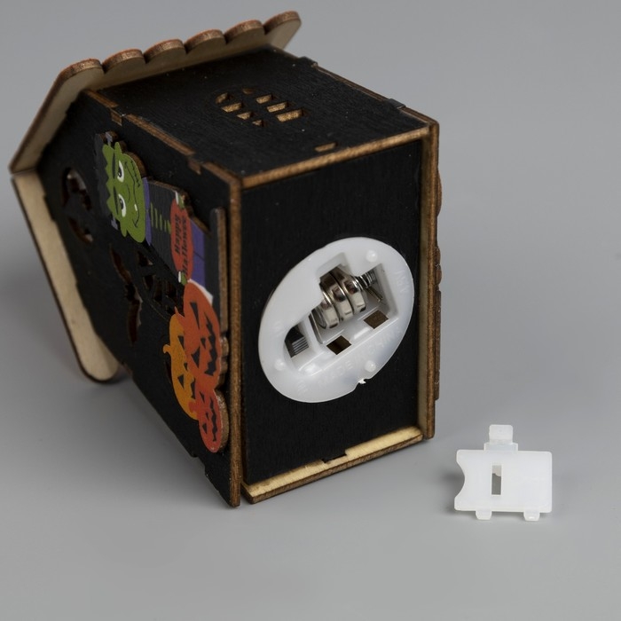 Светодиодная подвеска &laquo;Дом Франкенштейна&raquo; 7 &times; 9.5 &times; 6 см, пластик, батарейки LR1130х3 (в комплекте), свечение тёплое белое