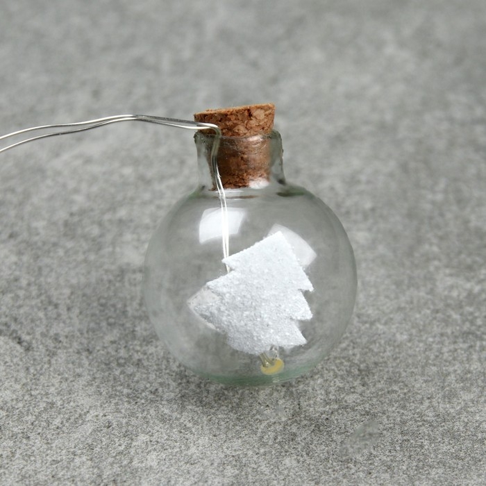 Гирлянда &laquo;Нить&raquo; 1.6 м с насадками &laquo;Шарики с ёлочкой&raquo;, IP20, серебристая нить, 15 LED, батарейки ААх2 (нет в комплекте), свечение тёплое белое