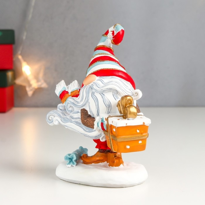 Сувенир полистоун Сувенир полистоун "Дедушка Мороз с подарком, в полосатом колпаке" 13х5,5х10,5 см