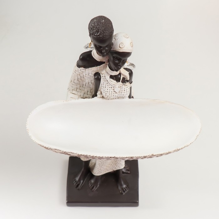 Сувенир полистоун подставка "Африканская пара с плетёной корзиной" белый 37х20х8 см