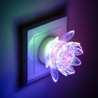 Ночник пластик "Цветочек" 8х8х7,5 см RISALUX Ночник пластик "Цветочек" 8х8х7,5 см RISALUX