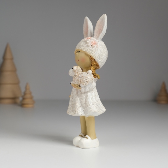 Сувенир полистоун "Девочка в шапке с ушами и цветочками, с барашком" МИКС 5х4х15 см
