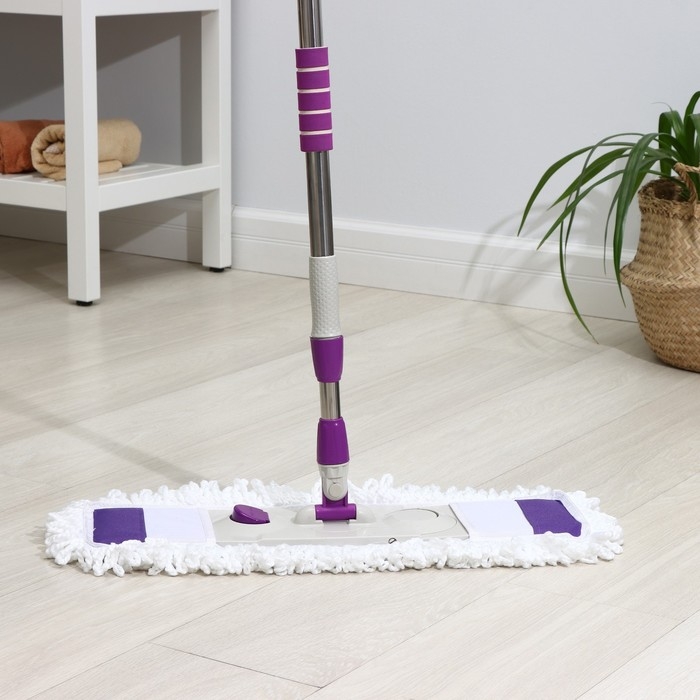 Швабра для мытья пола плоская Доляна, насадка из микрофибры 55&times;14 см, телескопическая стальная ручка 80-128 см, цвет МИКС