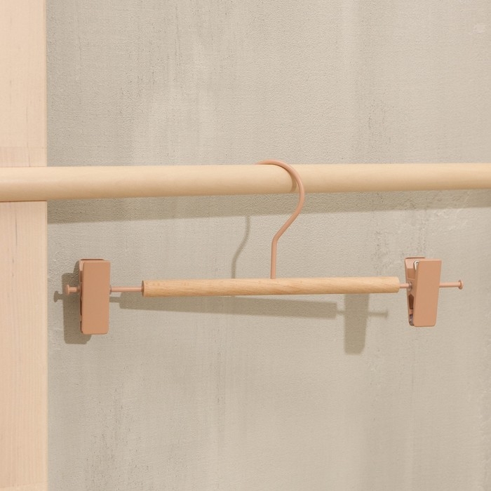 Вешалка для брюк и юбок LaDо́m Laconique, 28&times;11,5&times;2,8 см, с зажимами, цвет розовый