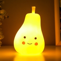 Ночник "Груша" LED от батареек 3xLR44 желтый 9х9х13 см RISALUX Ночник "Груша" LED от батареек 3xLR44 желтый 9х9х13 см RISALUX