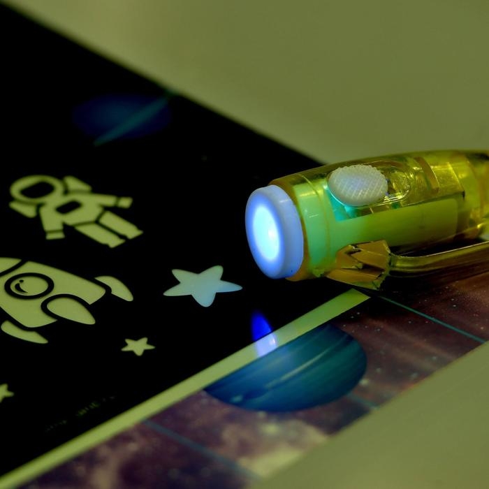 Набор для рисования светом «Удивительный космос», ручка с фонариком и невидимыми чернилами Набор для рисования светом «Удивительный космос», ручка с фонариком и невидимыми чернилами