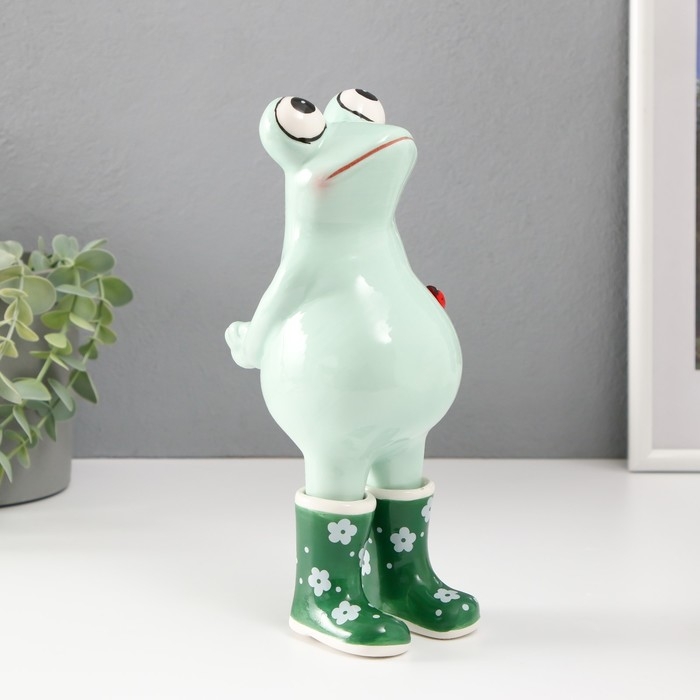 Сувенир керамика "Лягушонок в резиновых сапогах, с божьей коровкой" 11,2х8,2х22,2 см