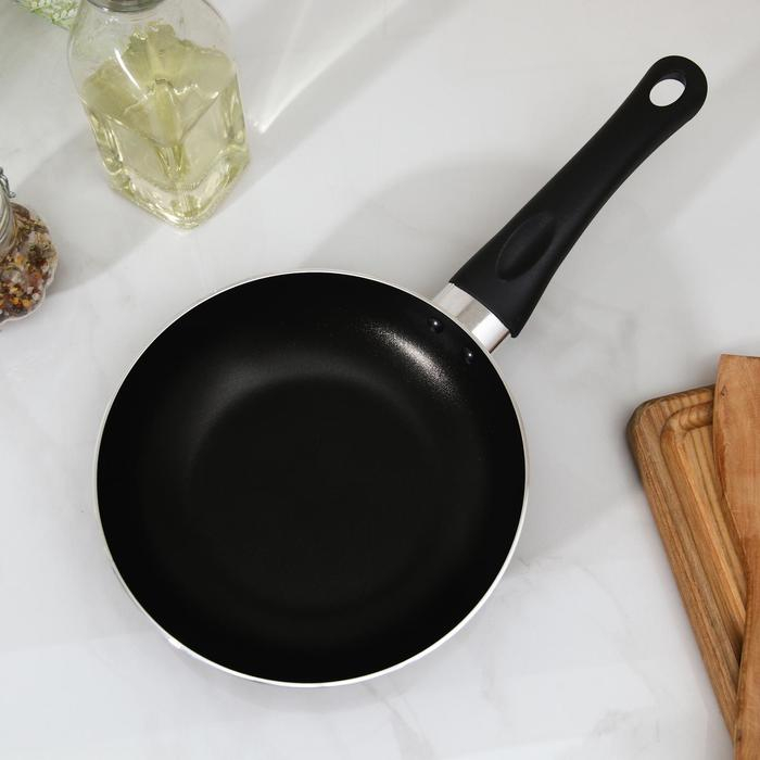 Сковорода Lite, d=18 см, пластиковая ручка, стеклянная крышка, антипригарное покрытие, цвет чёрный Сковорода Lite, d=18 см, пластиковая ручка, стеклянная крышка, антипригарное покрытие, цвет чёрный