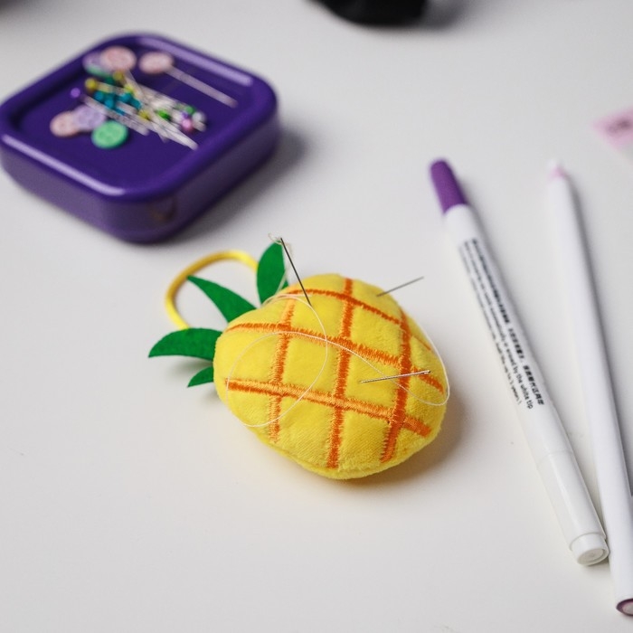 Игольница с петлёй &laquo;Ананас&raquo;, 6,5 &times; 6,5 &times; 3 см, цвет жёлтый