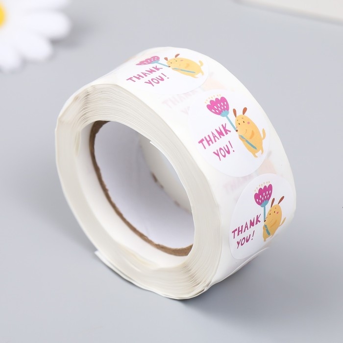 Наклейка бумага "Собачка с цветком. Благодарность" d=2,5 см 500 шт в рулоне 3х6,5х6,5 см