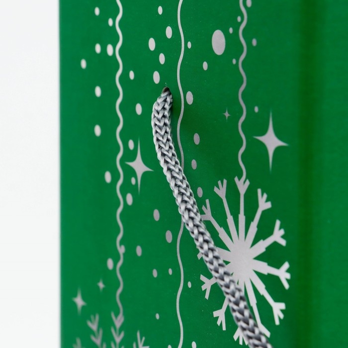 Новый год. Подарочная коробка Новогодняя под шампанское Новый год. Подарочная коробка Новогодняя под шампанское "Змея на зеленом" с веревоч. ручкой 11*11*35см.