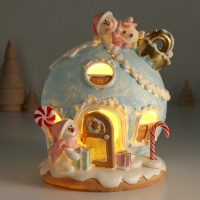 Сувенир полистоун свет "Пряничный домик-елочный шар, со снеговиками" зефирный 17,5х16х18 см 103236 Сувенир полистоун свет "Пряничный домик-елочный шар, со снеговиками" зефирный 17,5х16х18 см 103236