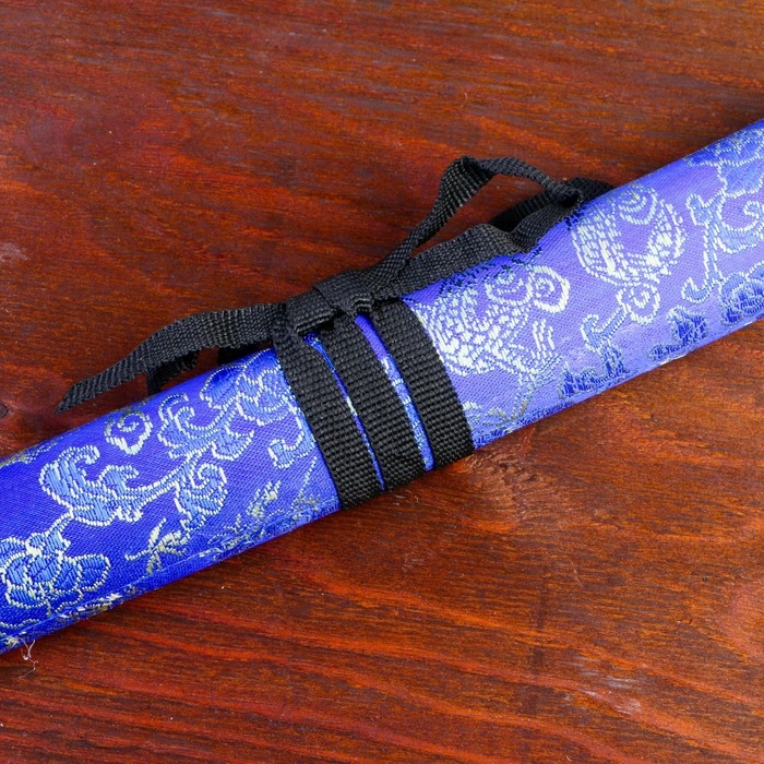 Сув. изделие катаны 2в1 на подставке, ножны ткань, драконы золото на синем 47/70см Сув. изделие катаны 2в1 на подставке, ножны ткань, драконы золото на синем 47/70см