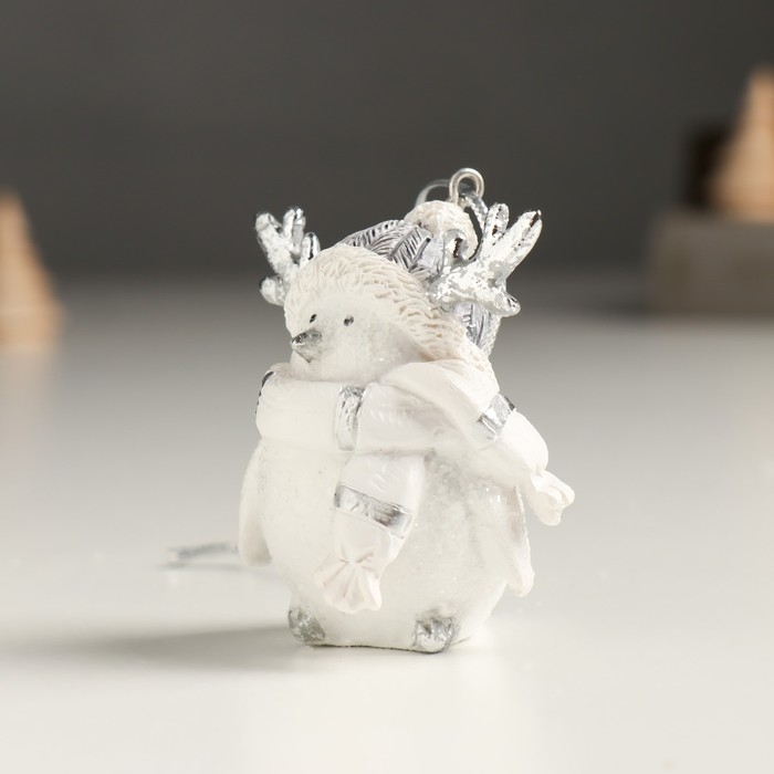 Сувенир полистоун подвеска "Белый птенчик в шапке с рожками и вязаном шарфе" 4,5х4,5х5,5 см