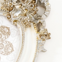 Фоторамка полистоун 10х15 см "Бант и медальон" белая с золотом 21х14 см Фоторамка полистоун 10х15 см "Бант и медальон" белая с золотом 21х14 см