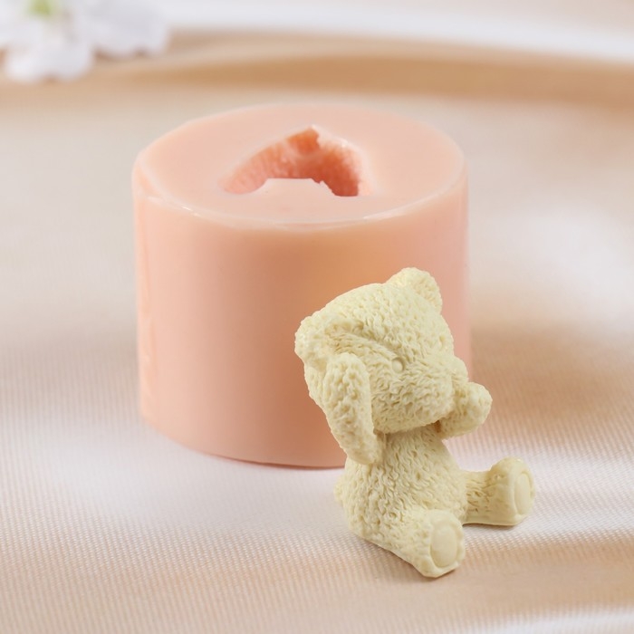 Молд силиконовый "Мишка рука у рта"  (издел. 3,5х3,5х4 см)