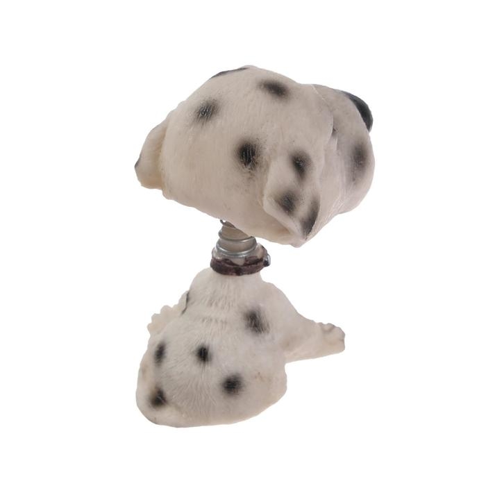 Собака на панель авто, качающая головой, далматин Собака на панель авто, качающая головой, далматин