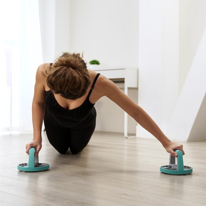 Набор для фитнеса ONLYTOP: ролик, упор для пресса, эспандер грудной, цвет бирюзовый Набор для фитнеса ONLYTOP: ролик, упор для пресса, эспандер грудной, цвет бирюзовый