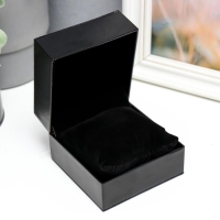 Шкатулка кожзам под часы 1 отделение "Строчка на чёрном" 7х9,5х9,5 см Шкатулка кожзам под часы 1 отделение "Строчка на чёрном" 7х9,5х9,5 см