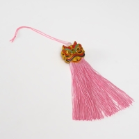 Подвеска текстиль, пластик "Китайский лев" розовая 2х4х14 см Подвеска текстиль, пластик "Китайский лев" розовая 2х4х14 см