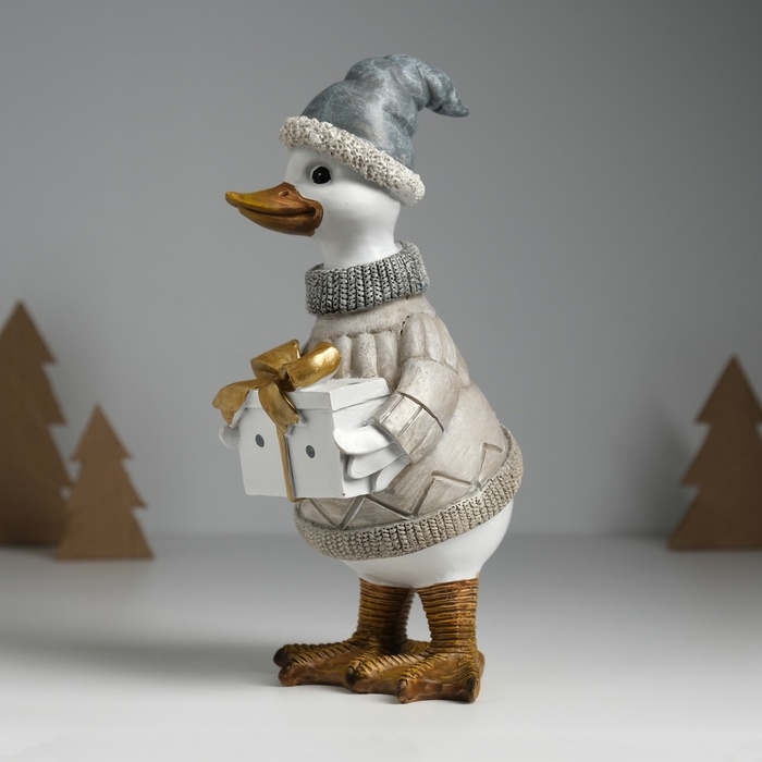 Сувенир полистоун "Гусь в бежевом свитере, с подарком" 9,5х12х22,5 см