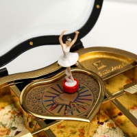 Шкатулка музыкальная пластик "Изогнутое сердце" МИКС 19х17х7 см Шкатулка музыкальная пластик "Изогнутое сердце" МИКС 19х17х7 см