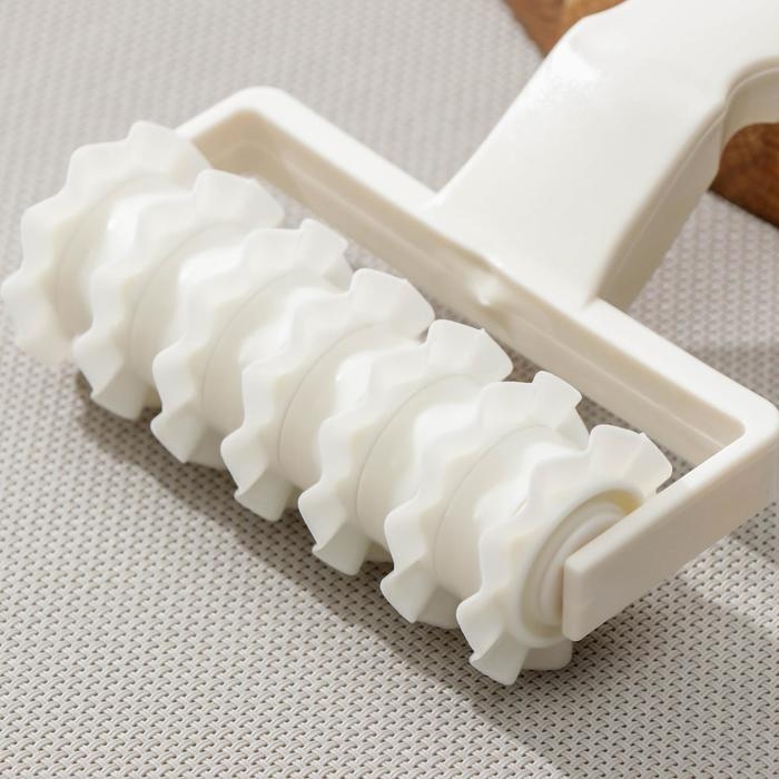 Валик для нарезки полос из теста Доляна &laquo;Волна&raquo;, 20&times;12&times;4 см, цвет белый