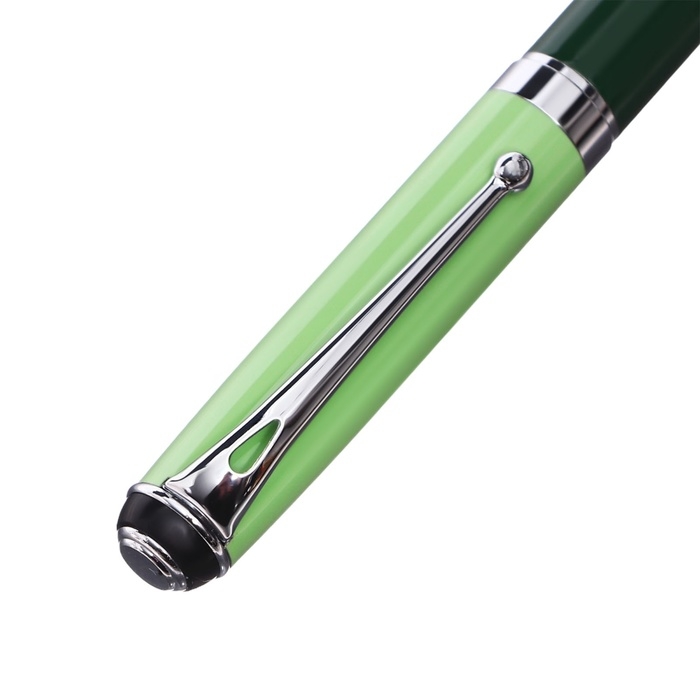 Ручка подарочная роллер в кожзам футляре Классика корпус зеленый/серебро