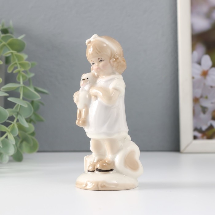Сувенир керамика "Девочка в платьице, держит мягкого медведя" 5,5х5х12,5 см