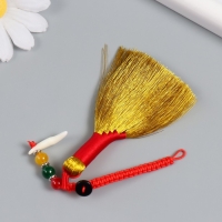 Подвеска текстиль "Золотая метла с клыком. Иероглиф - Счастье" 14,5 см Подвеска текстиль "Золотая метла с клыком. Иероглиф - Счастье" 14,5 см