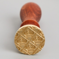 Печать для сургуча с деревянной ручкой "Короны" 9х2,5х2,5 см Печать для сургуча с деревянной ручкой "Короны" 9х2,5х2,5 см