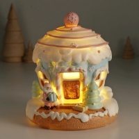 Сувенир полистоун свет "Пряничный домик-кекс, с дедом Морозом" зефирный 12х12х14 см Сувенир полистоун свет "Пряничный домик-кекс, с дедом Морозом" зефирный 12х12х14 см