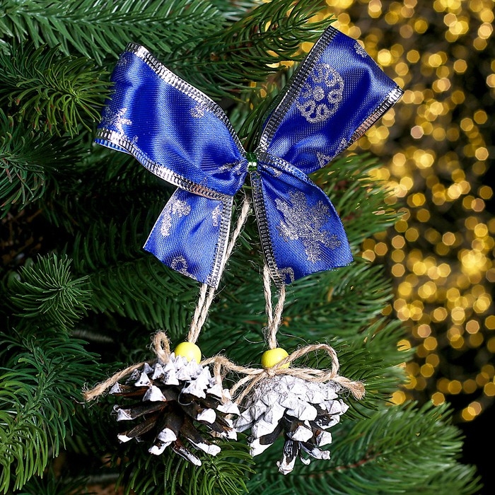 Новогодняя композиция &laquo;Синий бантик и шишки&raquo;