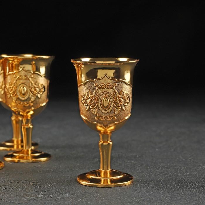 Набор сервировочный «Роскошь. Золото», 8 предметов: кувшин 250 мл, 6 рюмок, 20 мл, поднос, цвет золотой Набор сервировочный «Роскошь. Золото», 8 предметов: кувшин 250 мл, 6 рюмок, 20 мл, поднос, цвет золотой