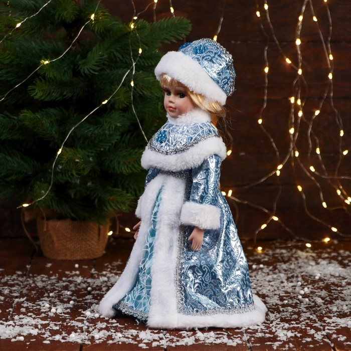 Снегурочка "В шубе с узором-паутинка" 34 см, голубой