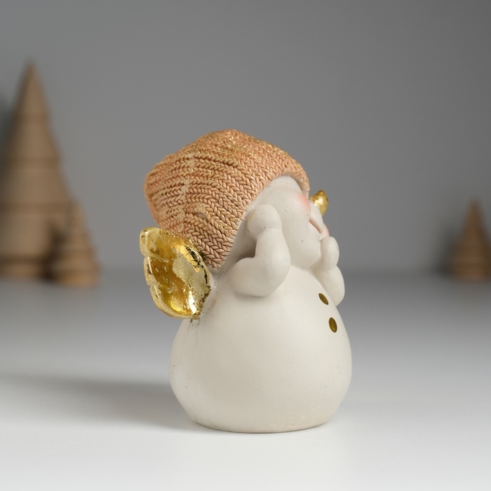 Сувенир полистоун "Снеговичок в золотистом вязанном колпаке, с крылышками" 9х6х9 см