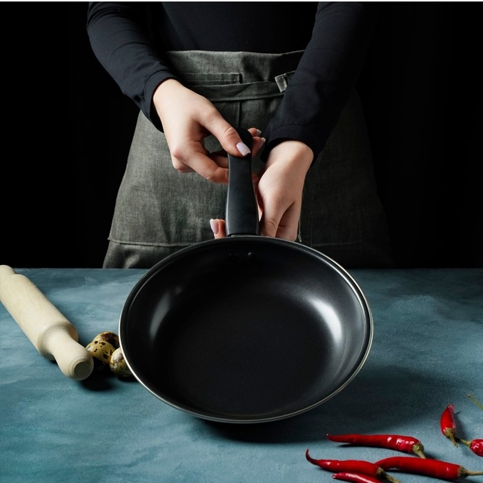 Сковорода &laquo;Жаклин&raquo;, d=25 см, толщина 0,65 мм, пластиковая ручка, антипригарное покрытие, цвет чёрный